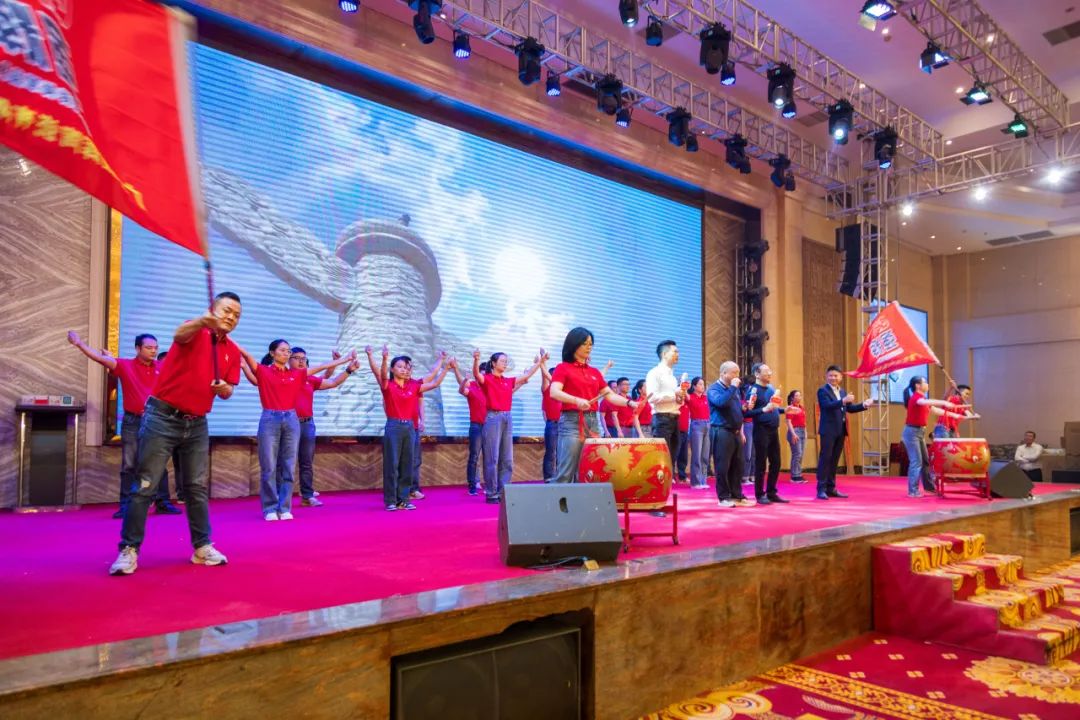 聚勢(shì)·創(chuàng)變·敢為 | 強(qiáng)輝集團(tuán)2025年迎新晚會(huì)圓滿結(jié)束，共繪未來新藍(lán)圖(圖21)