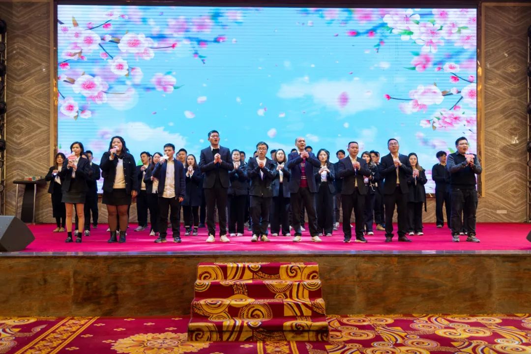 聚勢(shì)·創(chuàng)變·敢為 | 強(qiáng)輝集團(tuán)2025年迎新晚會(huì)圓滿結(jié)束，共繪未來新藍(lán)圖(圖26)